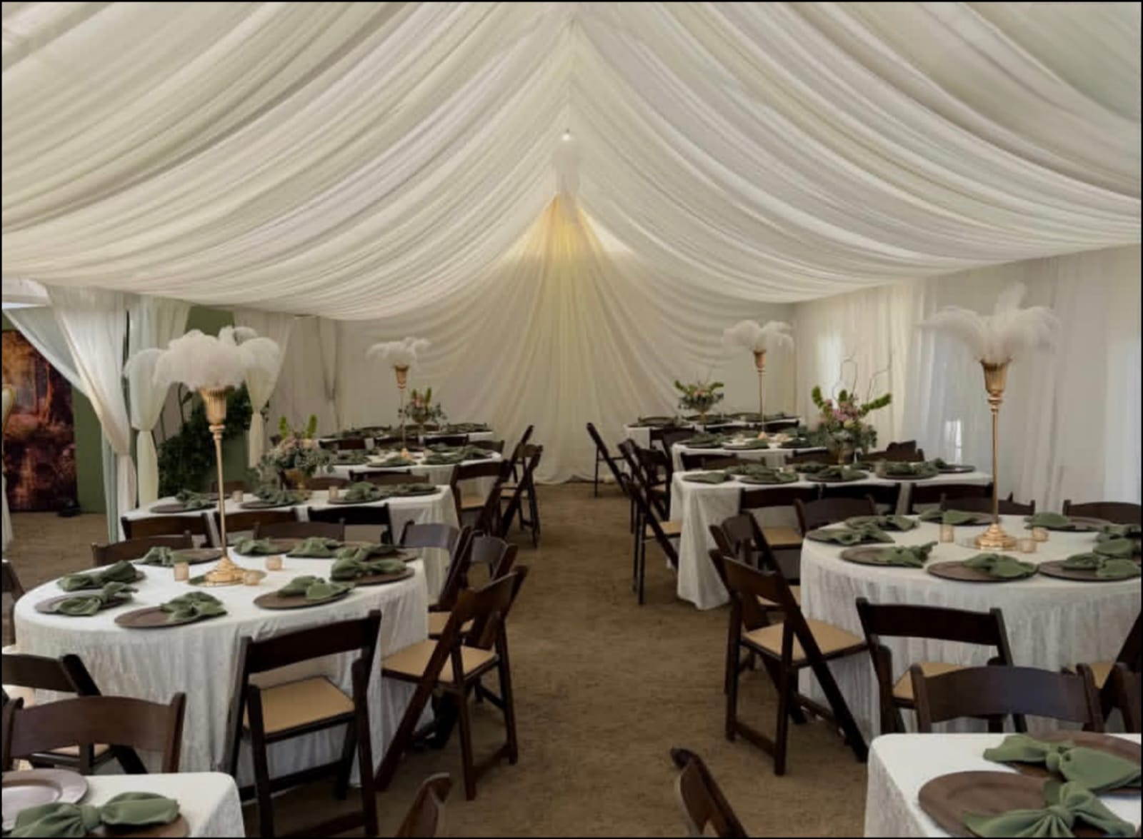 Montaje de evento con mesas y sillas